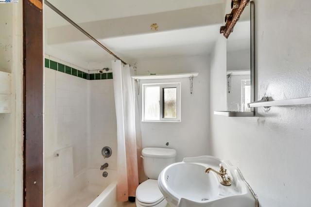 6547 Dairy Ave, Newark CA: https://media.crmls.org/mediaz/524f39ad-1d11-4347-8c11-08d2b9de592c.jpg