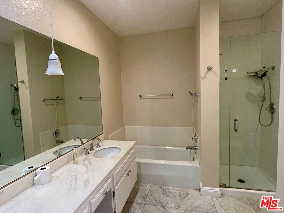 https://media.crmls.org/mediaz/524f5b0f-bb47-4375-8a6d-53321772f2f4.jpg?preset=X-Large