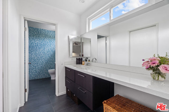 5481 Katherine Avenue, Sherman Oaks CA: https://media.crmls.org/mediaz/52500d3e-091d-4242-ac67-779bc9b05a91.jpg