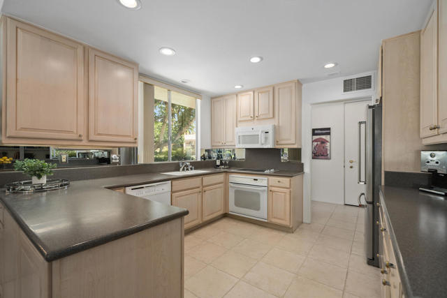 76895 Lark Drive, Indian Wells CA: https://media.crmls.org/mediaz/525042da-e763-46b6-adae-a7b7c71fdc34.jpg