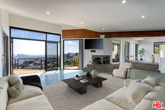 8424 Grand View Drive, Los Angeles CA: https://media.crmls.org/mediaz/5250538e-eabf-471a-b7d2-eaaff77276c3.jpg
