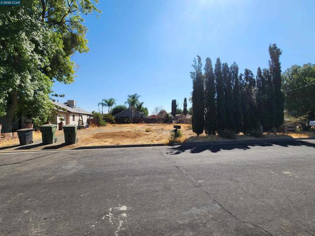 730 Bramhall, Brentwood CA: https://media.crmls.org/mediaz/5250c129-e28d-452a-9d04-ad640d8bf514.jpg