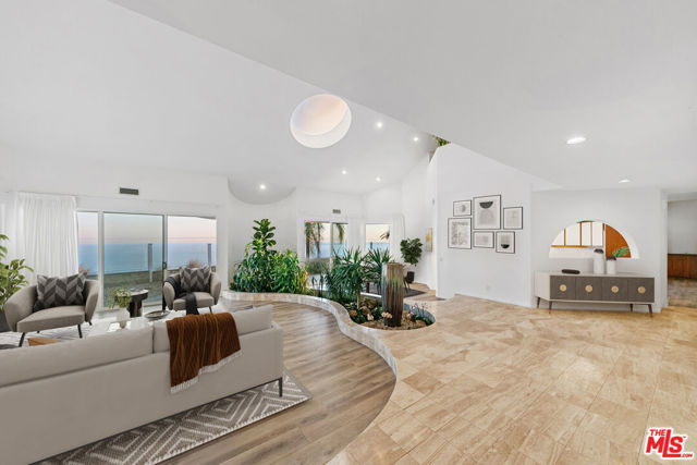 32215 Pacific Coast Highway, Malibu CA: https://media.crmls.org/mediaz/52512277-329c-447e-a560-a6349342c137.jpg