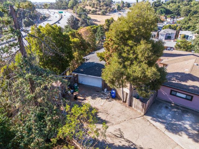 9560 Alcala Avenue, Oakland CA: https://media.crmls.org/mediaz/525173bf-322f-4c23-ba57-62f622490a9e.jpg