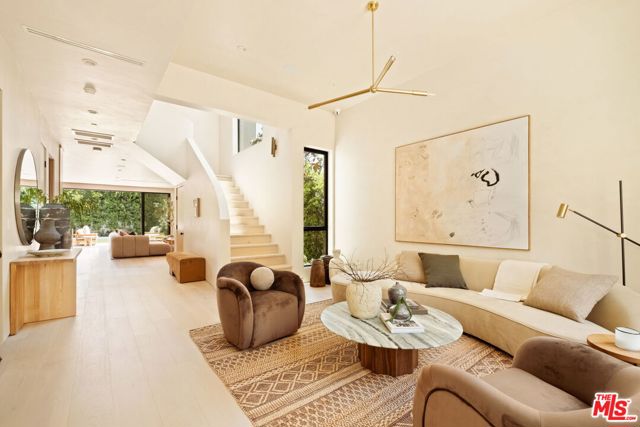 636 N Laurel Avenue, Los Angeles CA: https://media.crmls.org/mediaz/52517b8c-f822-49a5-891a-d9b50edc0c64.jpg