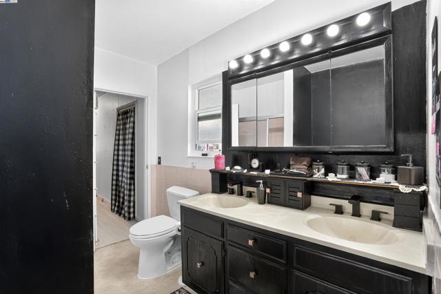 1045 72nd Avenue, Oakland CA: https://media.crmls.org/mediaz/5251b8b5-3200-4bc7-b673-f0ba40863d34.jpg