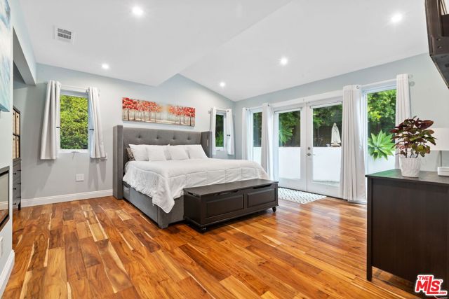 436 Levering Avenue, Los Angeles CA: https://media.crmls.org/mediaz/5251f611-6a14-457f-b54d-04677a26bfbf.jpg