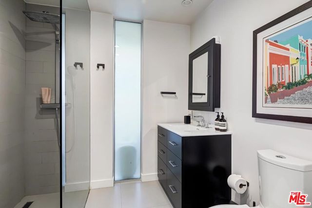 9792 Oak Pass Road, Beverly Hills CA: https://media.crmls.org/mediaz/5252ad25-f982-4884-982f-9b448b888e6d.jpg