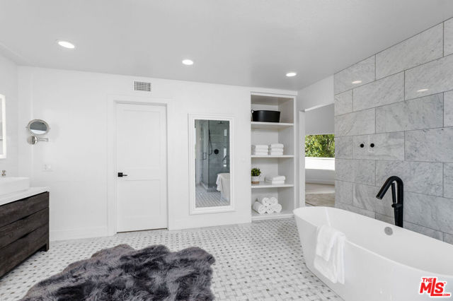 23458 W Moon Shadows Drive, Malibu CA: https://media.crmls.org/mediaz/5252c573-ce96-4a20-90e6-cca344ccb299.jpg