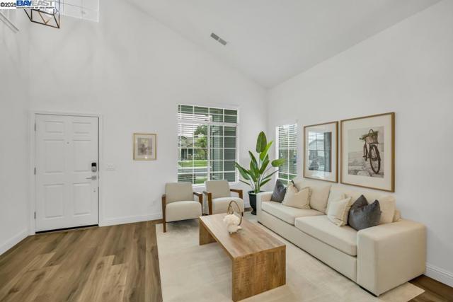 9193 Bungalow Way, Elk Grove CA: https://media.crmls.org/mediaz/525399e6-0e9e-4bd7-88ce-9bcfbb637e21.jpg