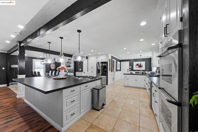 51 Cunha Ct, Oakley CA: https://media.crmls.org/mediaz/5254155d-0ece-410d-9cbd-facc0e69eb5f.jpg