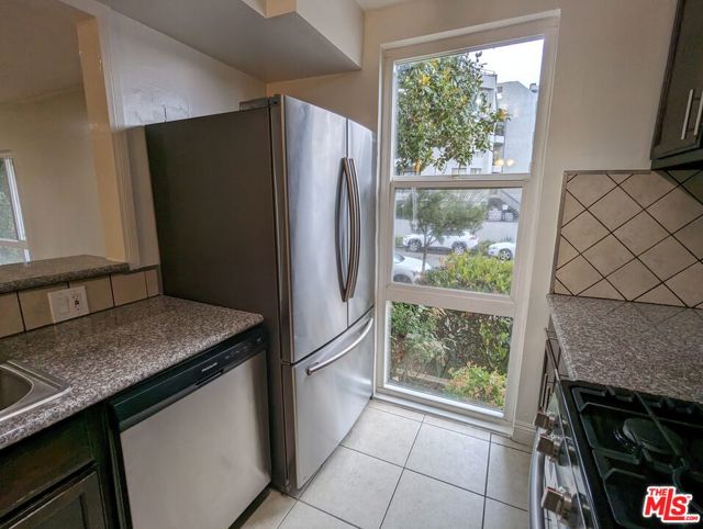 633 N Sweetzer Avenue, West Hollywood CA: https://media.crmls.org/mediaz/52544295-c069-43be-90ec-23a61c226959.jpg
