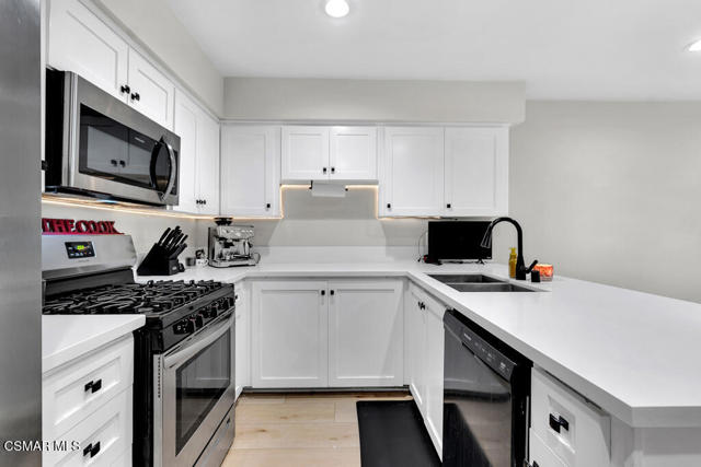 1118 Bright Glen Circle, Westlake Village CA: https://media.crmls.org/mediaz/52545e7a-5838-4d5d-bdb8-edeff2ce0680.jpg