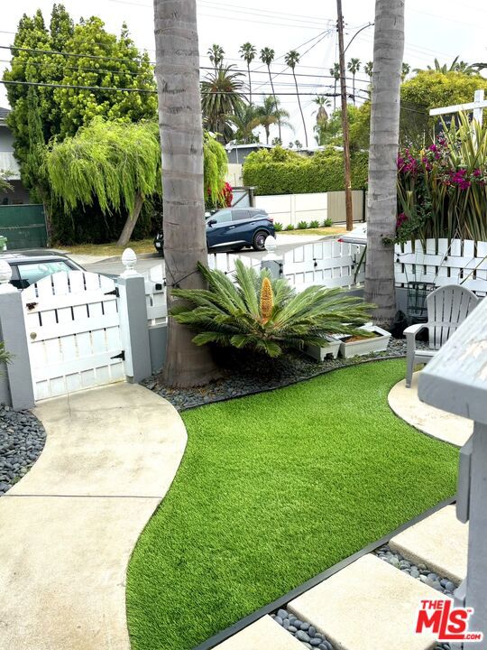 664 Marr Street, Venice CA: https://media.crmls.org/mediaz/52549e71-d940-496c-9444-791a5a870473.jpg