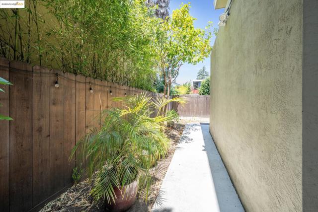 2028 Damuth St, Oakland CA: https://media.crmls.org/mediaz/52555ea2-d58d-491c-95ae-6d568026502d.jpg