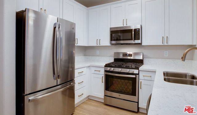 348 S Hauser Boulevard, Los Angeles CA: https://media.crmls.org/mediaz/5256bde9-37e5-472b-a865-b74e7bc05fd1.jpg