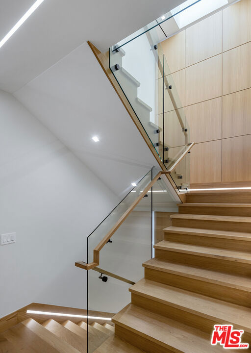 1530 N Beverly Drive, Beverly Hills CA: https://media.crmls.org/mediaz/5257f0af-d269-44c7-9332-5eef6baf3c73.jpg