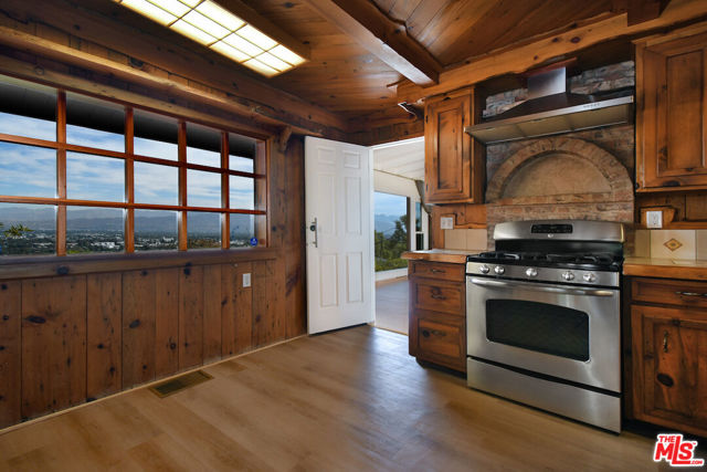 3682 Berry Drive, Studio City CA: https://media.crmls.org/mediaz/52586771-395e-40e6-ba6f-a67546c2250d.jpg