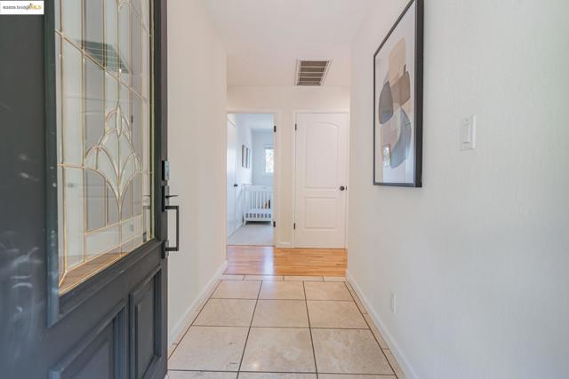 3336 Oak Ct, Lafayette CA: https://media.crmls.org/mediaz/5258cbee-f0e9-47ff-b896-cab24d976e81.jpg
