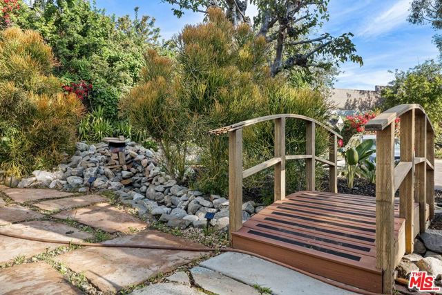 4719 W Wortser Avenue, Sherman Oaks CA: https://media.crmls.org/mediaz/5259b0f7-0102-4852-830a-7bda5162fae6.jpg