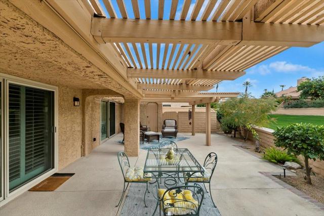 44509 Sorrento Court, Palm Desert CA: https://media.crmls.org/mediaz/5259f793-9c68-4ea7-8c70-2f662c671309.jpg