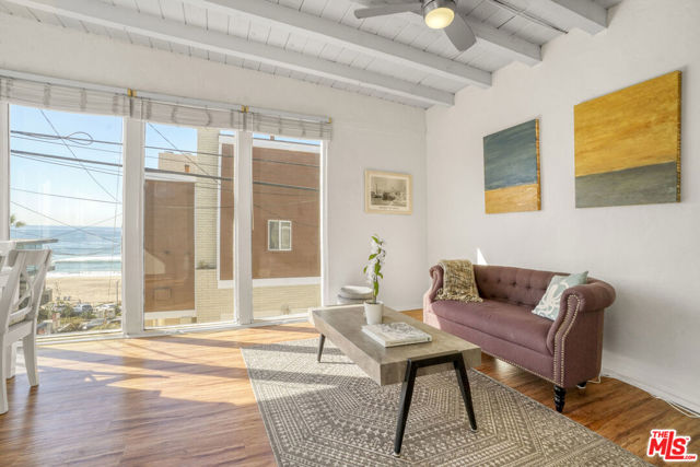 4400 Ocean Drive, Manhattan Beach CA: https://media.crmls.org/mediaz/525a77db-12ee-4e23-8af6-7a65f79705a6.jpg