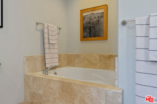 640 N Sweetzer Avenue, Los Angeles CA: https://media.crmls.org/mediaz/525a8640-755e-4572-bee0-4b3ccab09cc7.jpg