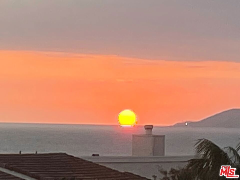 https://media.crmls.org/mediaz/525a9421-eb20-4f97-8e3b-8185e1550a67.jpg?preset=X-Large