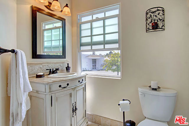 6322 W 78TH Place, Westchester CA: https://media.crmls.org/mediaz/525b7243-881b-4698-920d-4b5fec4cb541.jpg