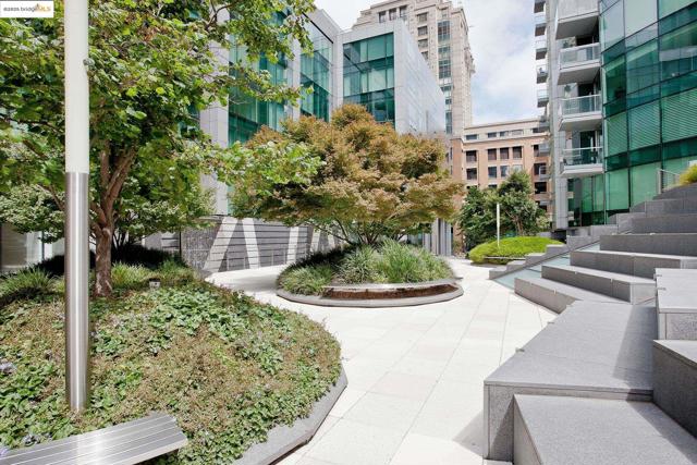 333 MAIN, San Francisco CA: https://media.crmls.org/mediaz/525c1eaa-1b6b-4e72-a32f-38f1321d6328.jpg