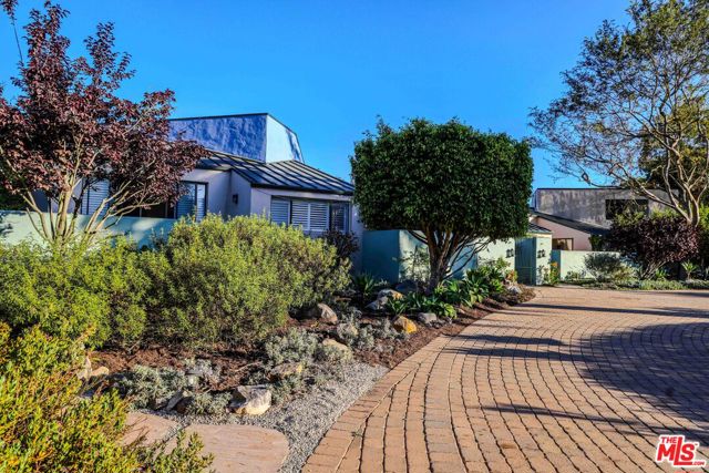 520 Barker Pass Road, Santa Barbara CA: https://media.crmls.org/mediaz/525cff50-947c-4ade-886d-f5432d6a0359.jpg