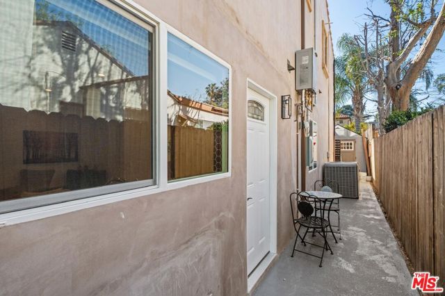 14916 Hesby Street, Sherman Oaks CA: https://media.crmls.org/mediaz/525d318a-1b4d-4e94-902c-6f04e4208d8f.jpg