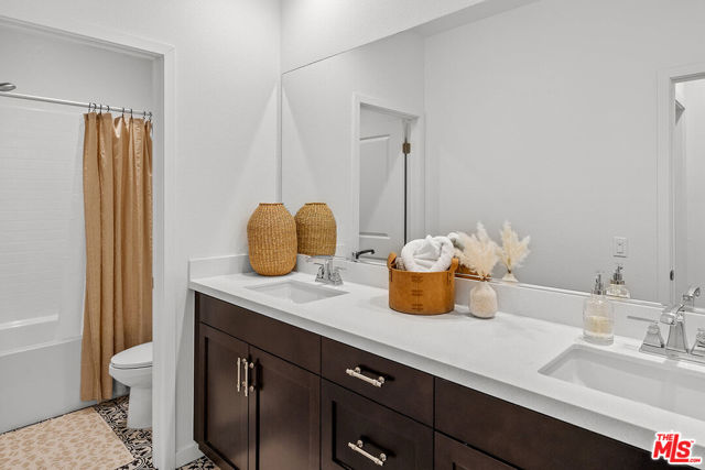 18113 Tableau Way, Santa Clarita CA: https://media.crmls.org/mediaz/525d6759-4a89-4dfa-bbab-c3ba152d9b64.jpg