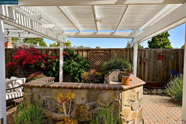 427 Dale Rd, Martinez CA: https://media.crmls.org/mediaz/525e1e63-f4e8-4ecd-b457-946b6a5547c9.jpg