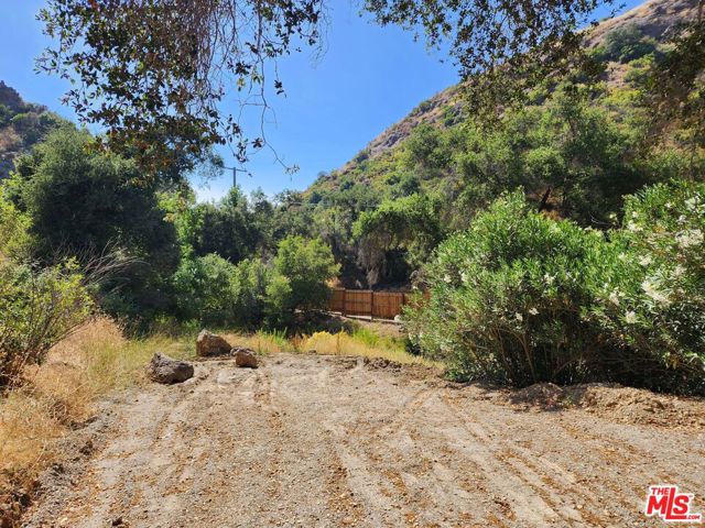 118 W Carlisle Road, Westlake Village CA: https://media.crmls.org/mediaz/525e6cba-94af-4397-a308-04f72d489dc6.jpg