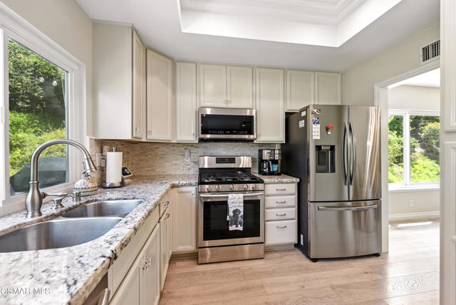 2063 Woodglen Street, Simi Valley CA: https://media.crmls.org/mediaz/525e84e8-9c4c-4a68-a020-85ed91bf41fa.jpg