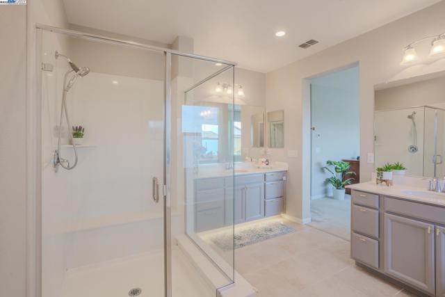 2239 Jessica Way, Tracy CA: https://media.crmls.org/mediaz/525e8e9b-223d-461f-a2ee-b15e9304aae1.jpg