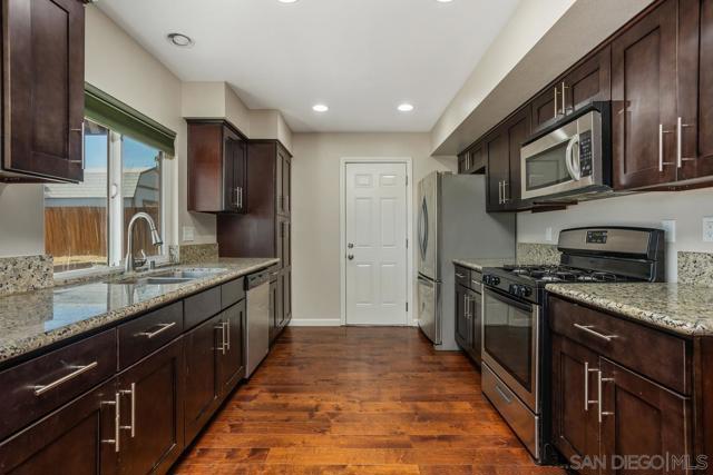 1561 Oak Hill Dr, Escondido CA: https://media.crmls.org/mediaz/52612f1c-72a5-4019-aafc-0ac3b222cfbf.jpg