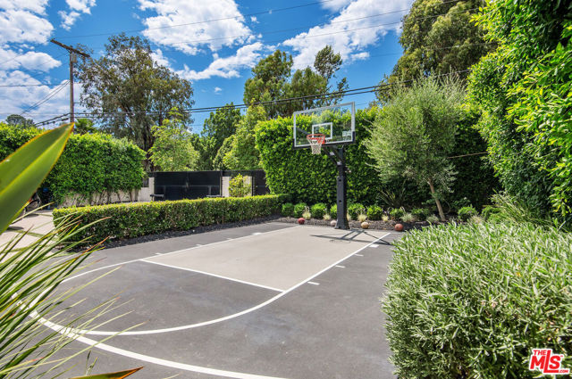 4544 Woodley Avenue, Encino CA: https://media.crmls.org/mediaz/52613888-d19a-47d9-9dd0-61432ff3aa0d.jpg