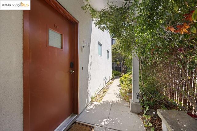 3927 Cerrito Ave, Oakland CA: https://media.crmls.org/mediaz/52623bde-a233-4788-9b14-9d0206a96101.jpg