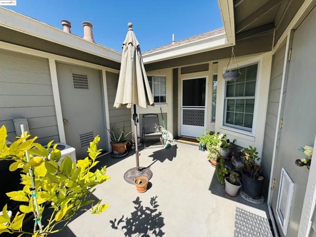 61 Bridle Path Ln, Novato CA: https://media.crmls.org/mediaz/52627f88-680a-4e6d-8944-7d718b362a76.jpg