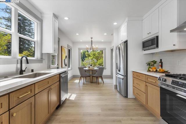 689 Santa Ray Ave, Oakland CA: https://media.crmls.org/mediaz/52631ea8-e66a-4a7c-b681-403a006ecf86.jpg