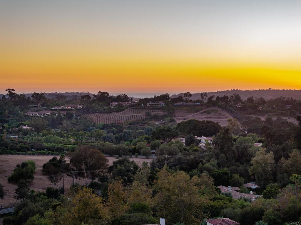 https://media.crmls.org/mediaz/5263262d-edcc-42cc-bdfb-c6559820693b.jpg?preset=X-Large