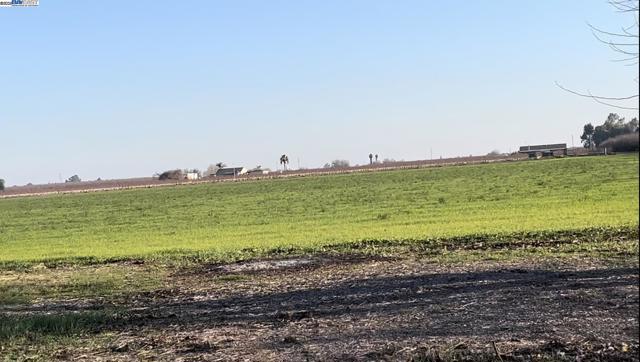 1290 Orange Ave, Patterson CA: https://media.crmls.org/mediaz/5264cd6e-87f1-44da-b11c-21657438528b.jpg