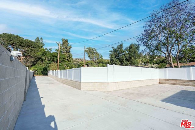 9701 Wheatland Avenue, Sunland CA: https://media.crmls.org/mediaz/5265779d-42c4-4f8c-ab1f-75f7720da582.jpg