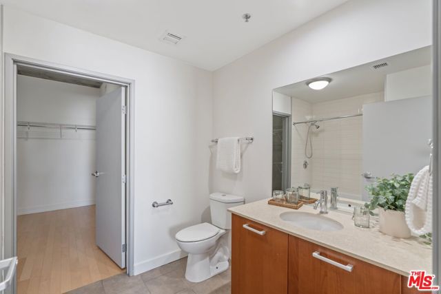645 W 9th Street, Los Angeles CA: https://media.crmls.org/mediaz/526621d5-269c-4f79-8e9a-b74cfaaac780.jpg