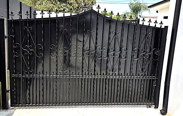 1121 La Puerta Street, Los Angeles CA: https://media.crmls.org/mediaz/5266bbe2-a504-48c9-81a1-086a915b319c.jpg