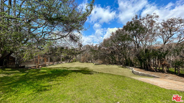 543 Radcliffe Avenue, Pacific Palisades CA: https://media.crmls.org/mediaz/526758e6-4fba-455f-98e6-6cc405fd3452.jpg