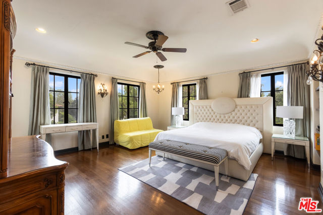 2086 S Oak Knoll Avenue, San Marino CA: https://media.crmls.org/mediaz/5267a860-8ed7-46a4-9d42-318f4a3f517c.jpg