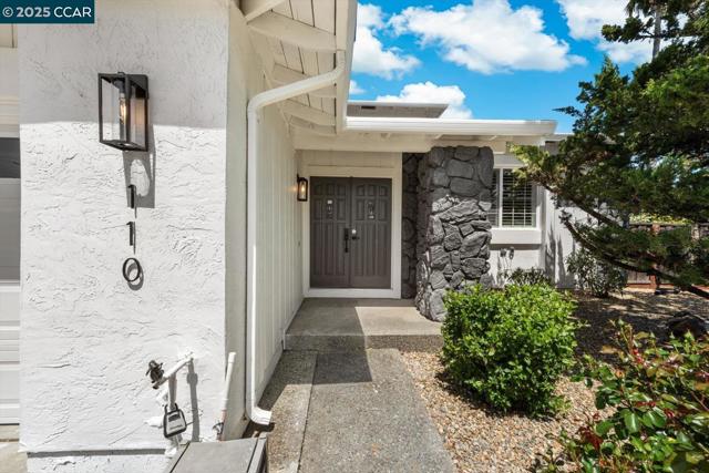 110 Santa Rosa Pl, San Ramon CA: https://media.crmls.org/mediaz/52685dfb-66c6-4bea-8361-0c01a2e7222a.jpg
